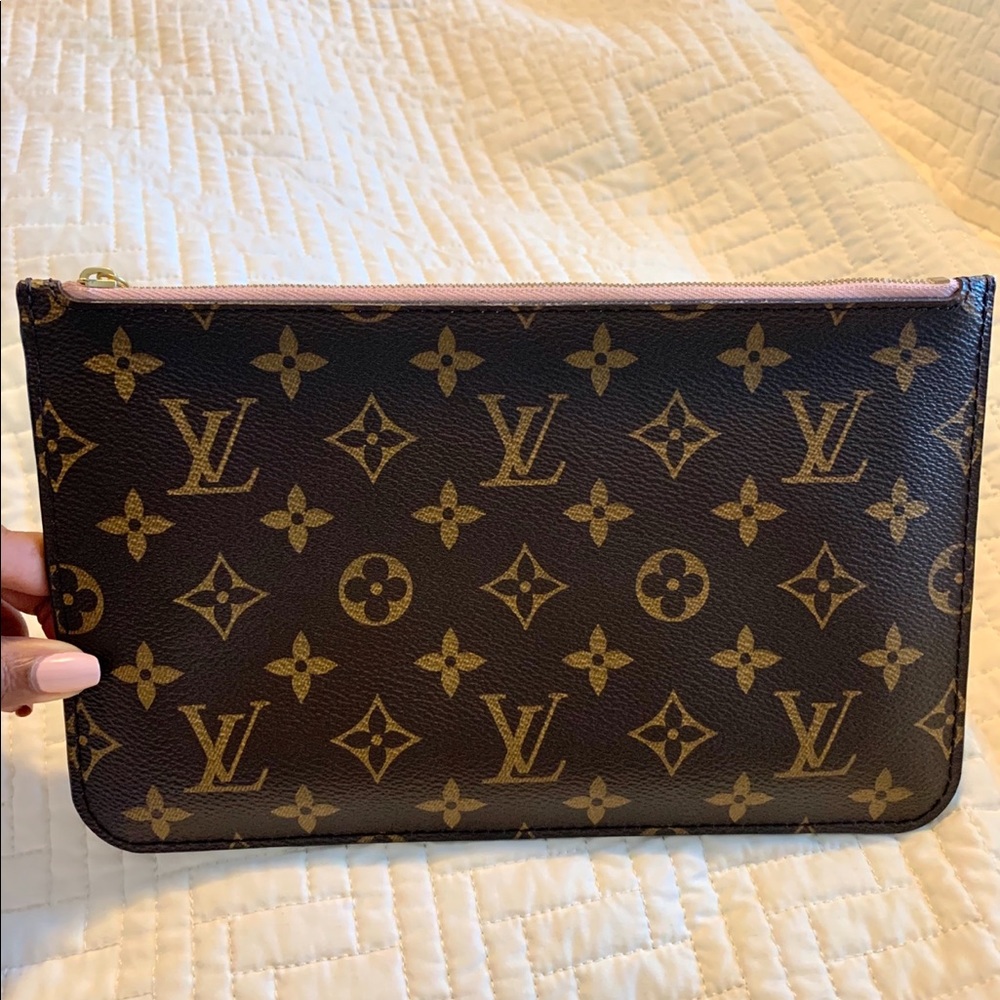 Louis Vuitton pouchette in Rose Ballerine.